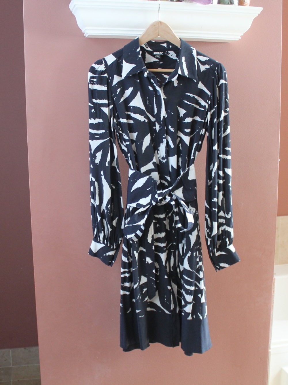DKNY 100% Silk Navy & White Dress with leaf print balloon sleeves size 8